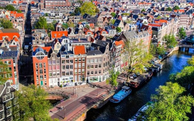 İran diplomatın çantasını müsadirə etdi – Qalmaqal