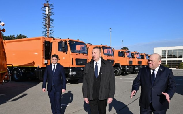 Prezident İlham Əliyev Bakıda məişət tullantıları daşıyan texnikalarla tanış olub