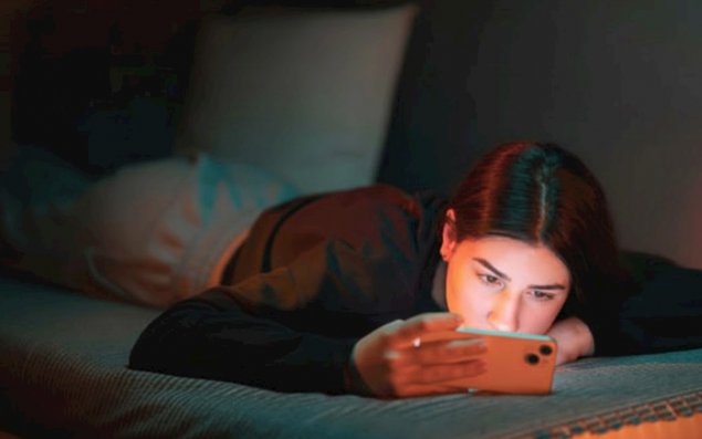 Gecə saatlarla telefona baxanlara pis xəbər