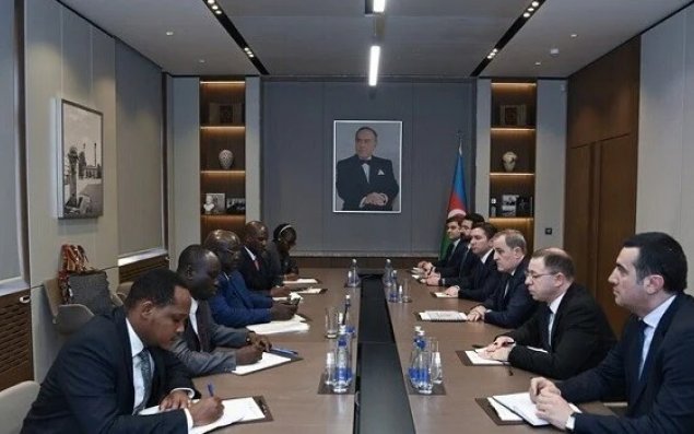 Ceyhun Bayramov uqandalı nazirlə görüşdü