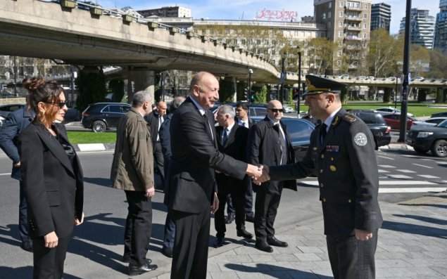 Prezident İlham Əliyev Tbilisidə Qəhrəmanlar Memorialını ziyarət edib