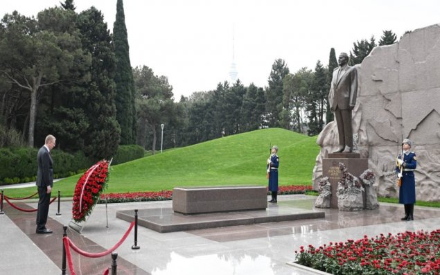 Latviya Prezidenti Ulu Öndər Heydər Əliyevin məzarını ziyarət edib