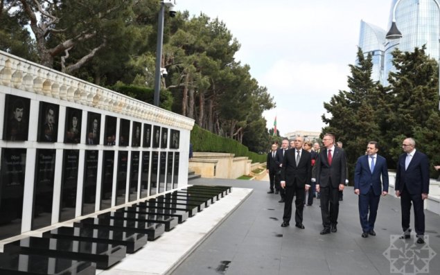 Latviya Prezidenti Şəhidlər xiyabanını ziyarət edib