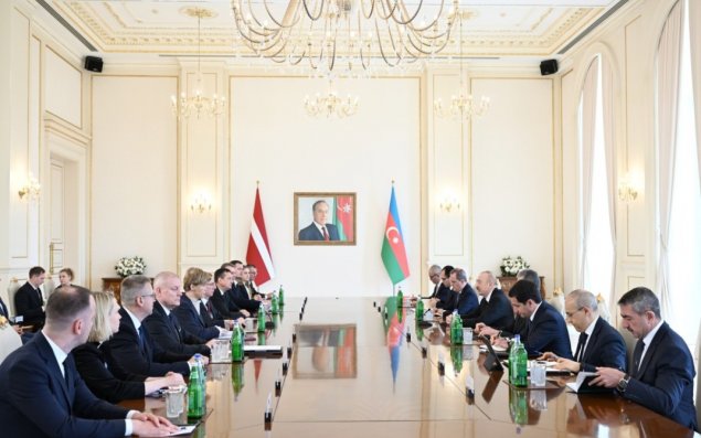 Azərbaycan və Latviya prezidentlərinin geniş tərkibdə görüşü keçirilib