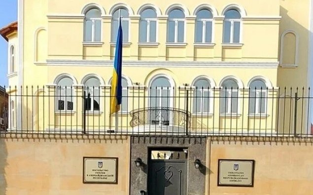 Ukraynanın ölkəmizdəki səfirliyi bayraqları endirdi