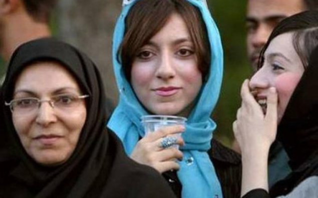 İran etirazlarda öldürülən qızların saçlarını xaricə satır