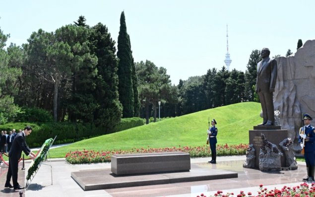 Sərdar Berdiməhəmmədov Ümumilli Lider Heydər Əliyevin məzarını ziyarət edib