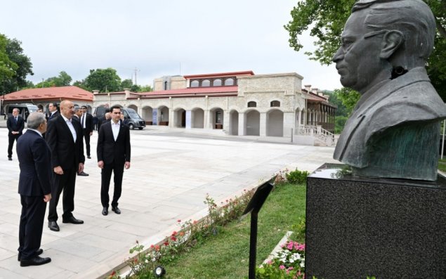 Prezidentlər İlham Əliyev və Sərdar Berdiməhəmmədov Şuşada işğal dövründə güllələnmiş büstlərə baxıblar
