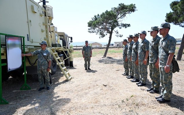 Azərbaycan Ordusunda gənc zabitlərlə nümayiş məşğələləri keçirilib
