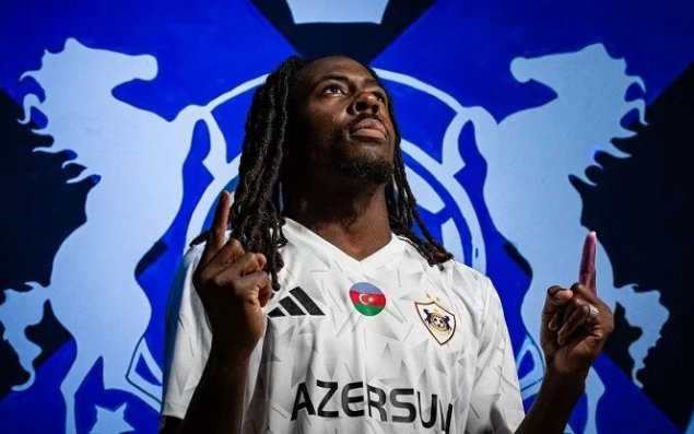 Daha bir futbolçu 