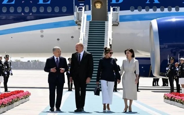 Özbəkistan Prezidenti və xanımı Prezident İlham Əliyevi və Mehriban Əliyevanı Buxarada qarşılayıblar