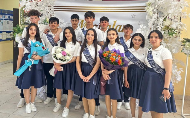 Bir sinfin bütün məzunları tələbə oldu