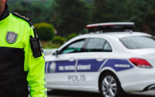 Polis yolda təhlükə ilə üzləşə biləcək uşağa kömək etdi - Video