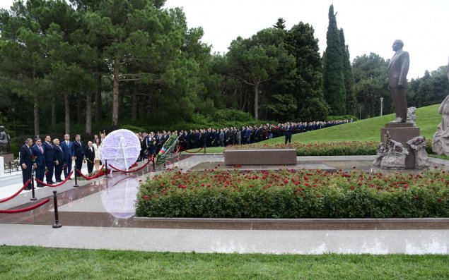 YAP-ın VIII qurultayının nümayəndələri Ulu Öndər Heydər Əliyevin məzarını ziyarət ediblər